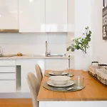C15 - Charming Modern In The Centre